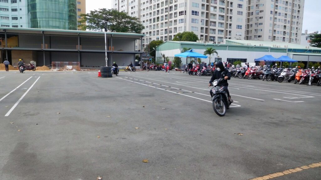 空港近くのA1バイク免許試験場・練習場。最近の試験場の主流。